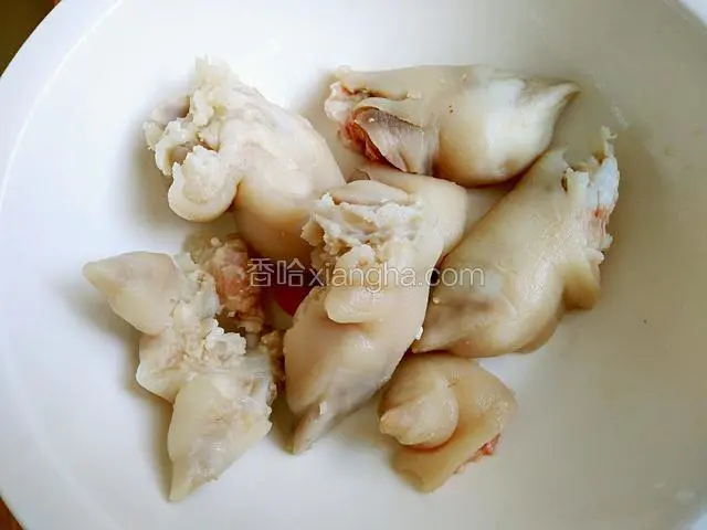 剁成块，然后凉水下锅烧开去血沫。捞出放凉水中拔凉。控水备用