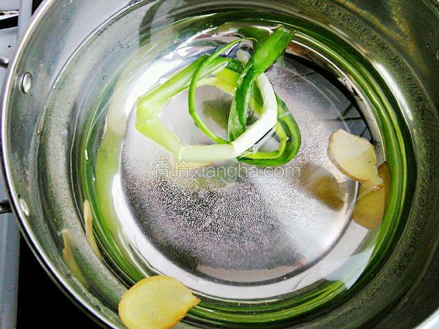 准备一锅凉水放入葱和切好的姜片
