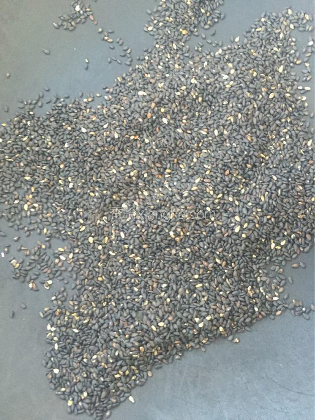 黑芝麻炒好。