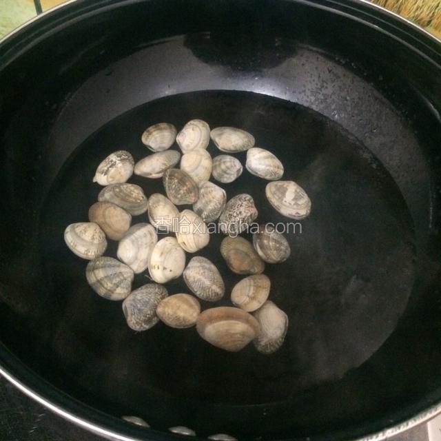 锅中放入适量水，加入料酒和花蛤。