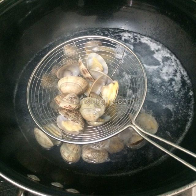 煮至开口立即捞出。【花蛤开口时间先后不一，开一个，捞一个】