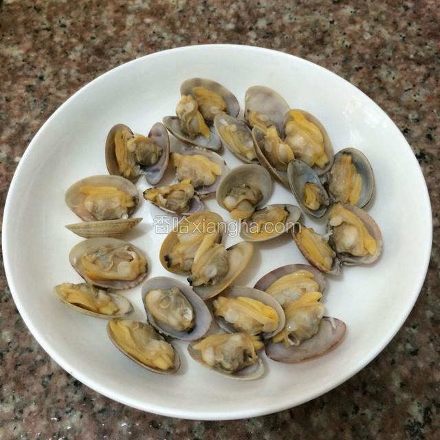 将煮好的蛤蜊排放在盘中。