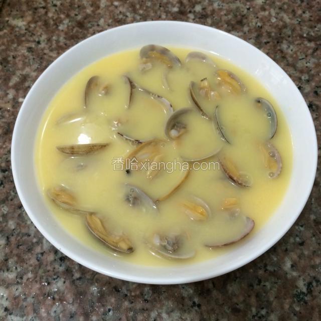 将鸡蛋液过滤以后（过滤的目的是使蒸出的蛋液更加细腻），倒入放好花蛤的盘中。