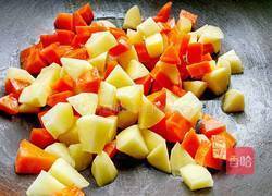 咖喱土豆胡萝卜的做法图解3