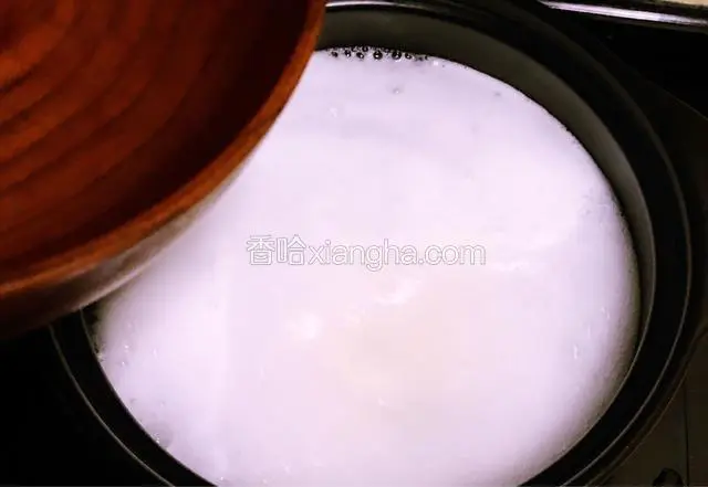 待面条煮沸倒入适量清水