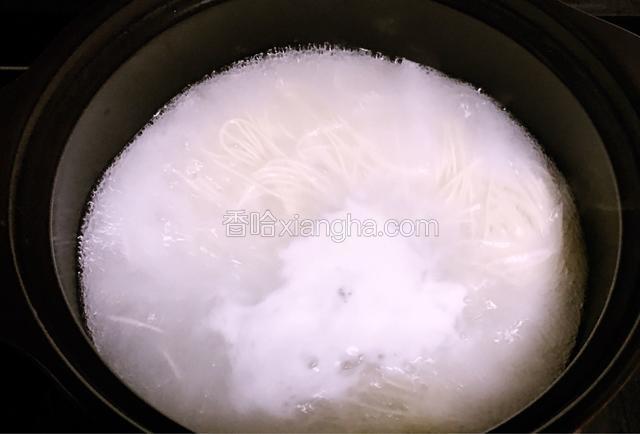 面条放入沸水中快速拨散