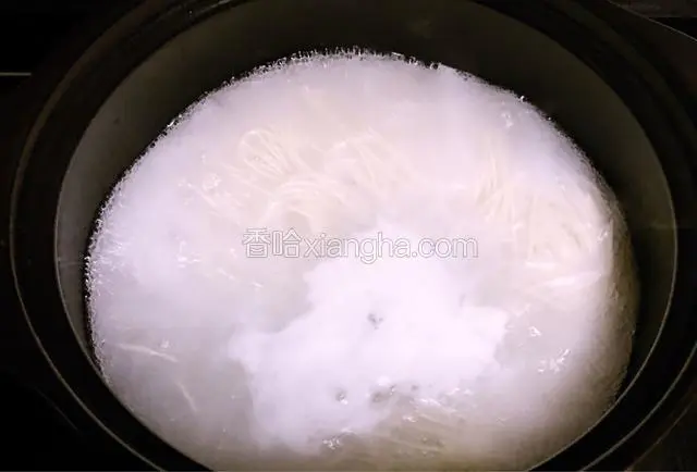 面条放入沸水中快速拨散