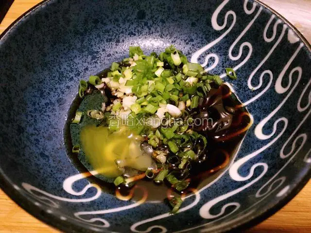 面碗内调入葱蒜、蚝油、花椒油、香油、芝麻油、藤椒油、猪油、生抽、醋、盐、鸡精