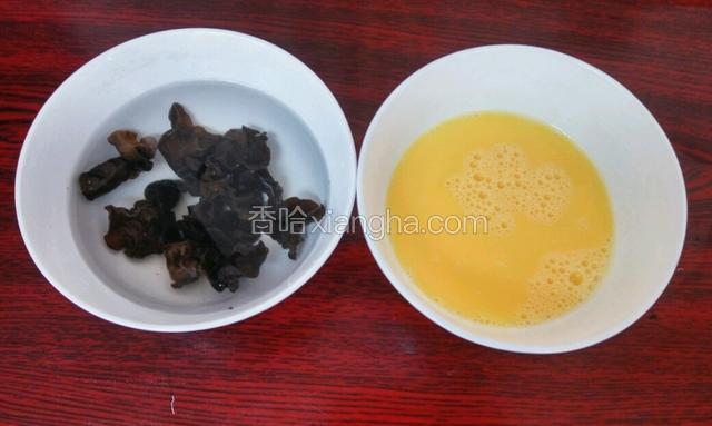 木耳泡发，鸡蛋打散