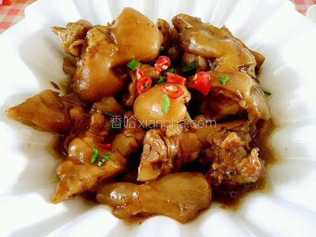 盛上一碗拍个近照。辣椒末是为了点缀的