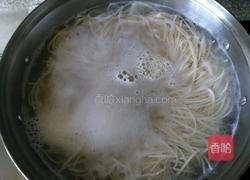 荷包蛋面条的做法图解2