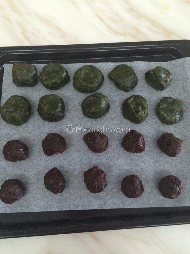 将蒸熟的粉团分成十个小剂子，每个重四十五克，豆沙馅也分十个，每个二十克。