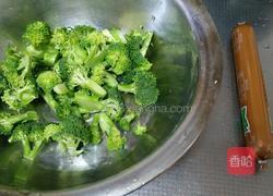 西兰花炒火腿的做法图解1