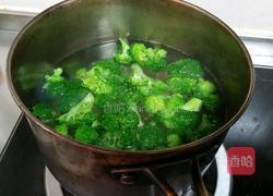 西兰花炒火腿的做法图解2