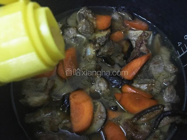 加入适量的水再把炒好的材料倒入，再滴两滴香油。