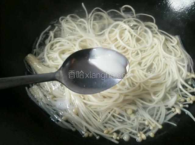 水再次开后放入面条，并调入猪油和盐