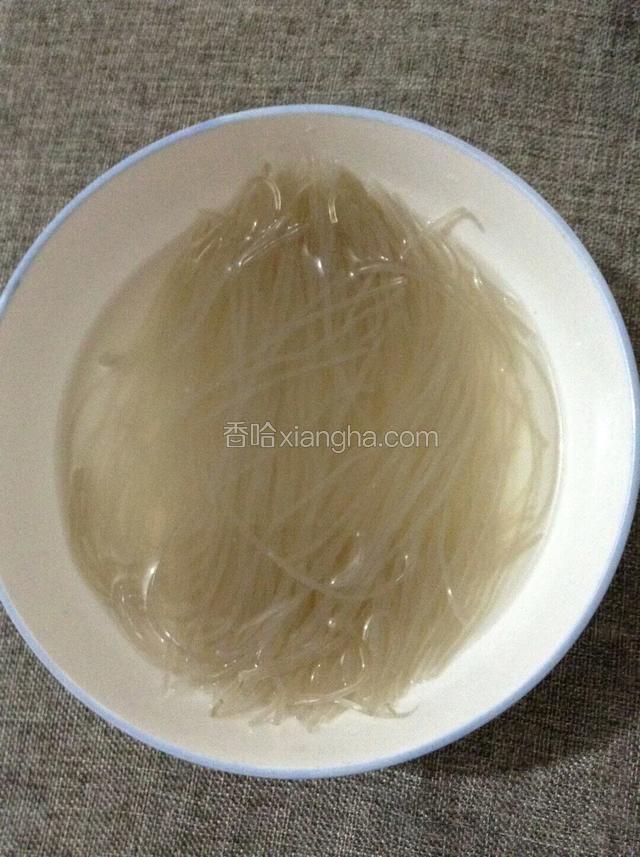 红薯粉先用温水浸泡半个小时。