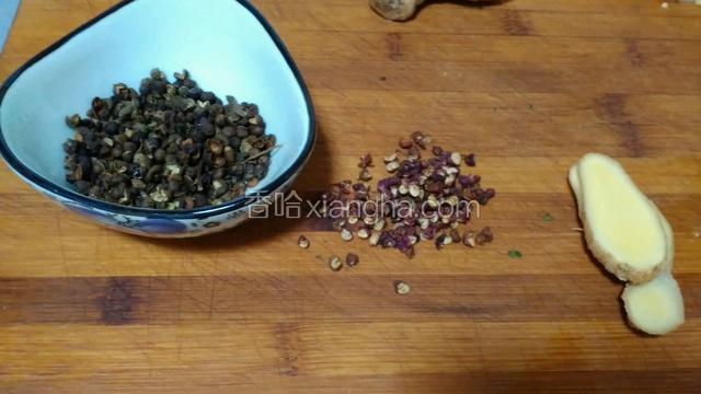 碗里是青花椒（麻椒），姜切片，红花椒一小勺。