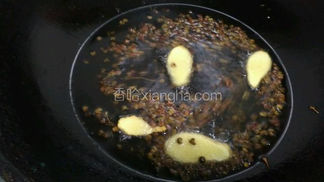 在油锅在慢慢炸