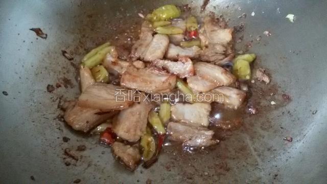 翻炒均匀即可关火，关火以后放入鸡精和香油。