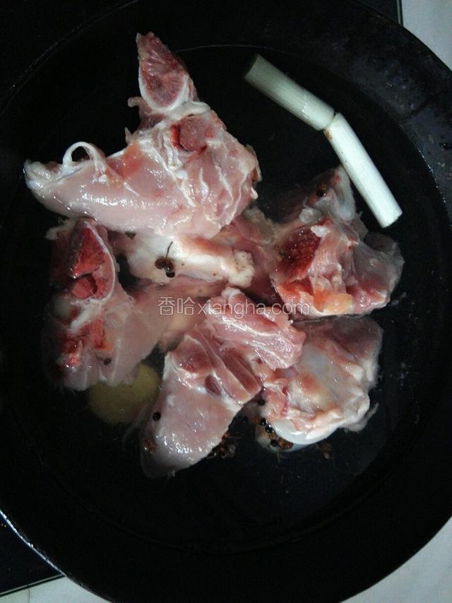 放入凉水中，加入葱两段，姜两片和少量花椒粒煮2分钟，冒血水