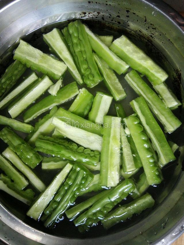 切成条放入淡盐水中浸泡一会