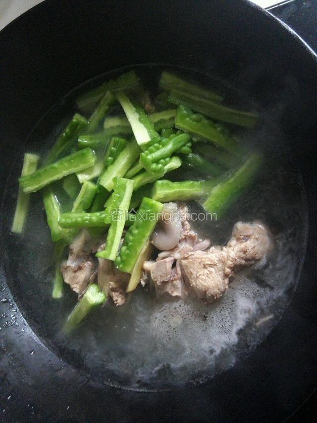 将汤盛入锅中烧开放入苦瓜