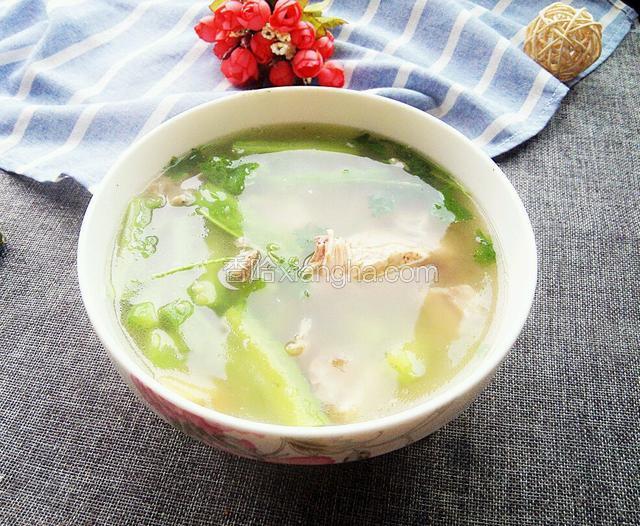 碗中放入少量盐，胡椒粉和香菜叶，将汤盛入碗中