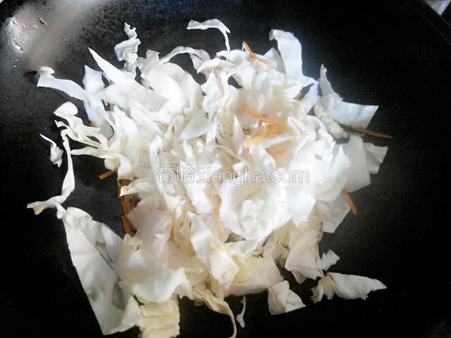 锅中加少量的油放入蒜，辣椒煸香后放入圆白菜和胡萝卜丝