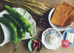 豆腐干炒青椒的做法图解1