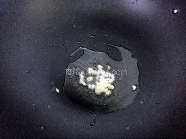 锅中倒入适量油烧热后放入蒜末爆香