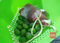 青橄榄瘦肉汤的做法图解1