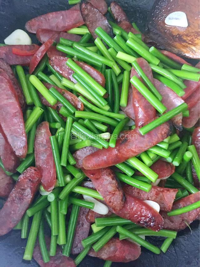 热锅倒入适量油，然后倒入腊肉，稍微香煎2-3分钟，然后再倒入蒜苔和青红椒一起翻炒3-5分钟左右，加点盐调味即可盛碟食用。