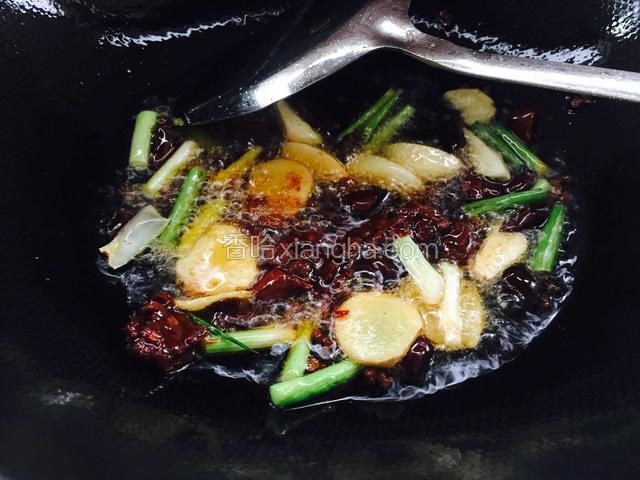 放入郫县豆瓣煸炒出红油。