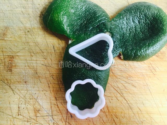 也可以用模具压出自己喜欢的花型，开水中泡2个小时