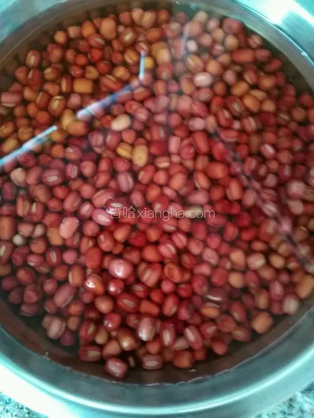 红豆洗净浸泡一夜至发胀