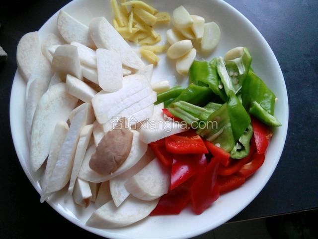 杏鲍菇洗净切斜片，青红椒洗净切菱形块，蒜去蒜衣切片，姜去皮洗净切丝