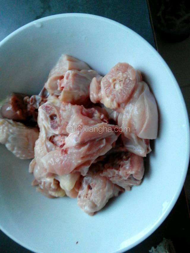 洗净斩好块的鸡放碗里，加入适量料酒、少许生抽、少许胡椒粉、姜丝拌匀腌一会