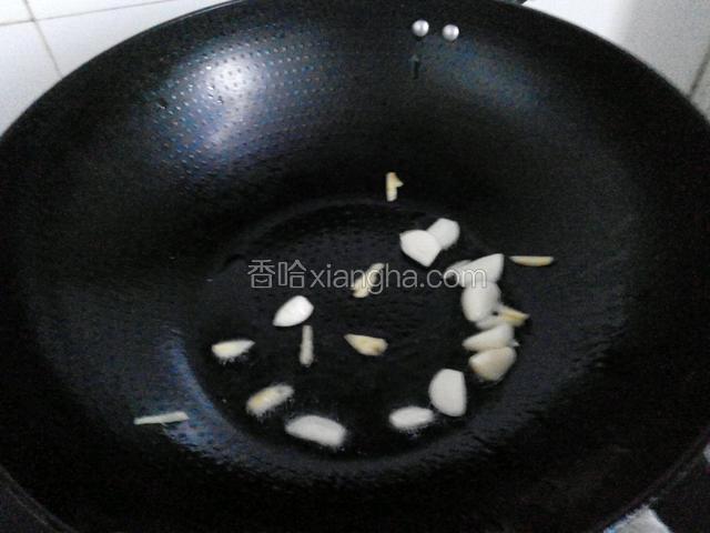 锅中倒适量的油，放姜丝、蒜片爆香