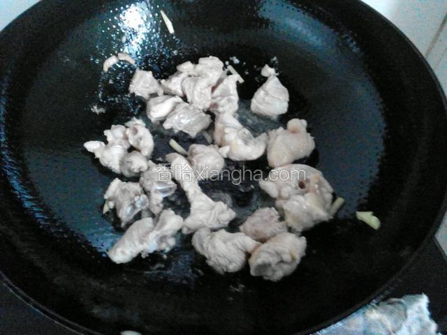 放入腌好的鸡块边煎边炒