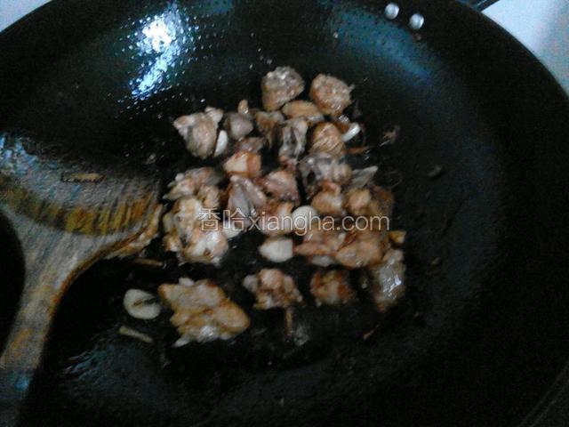 煎炒至变黄色后加入少许料酒和适量老抽