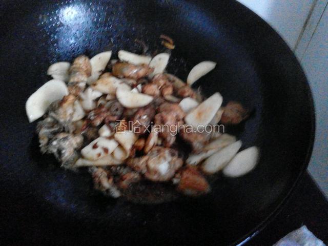 再炒匀后放入杏鲍菇