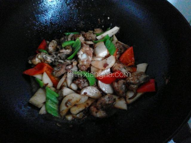 再炒匀后放入青红椒