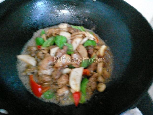 翻炒后放入2小块冰糖、少许盐炒匀，加入刚好与鸡块平齐的水