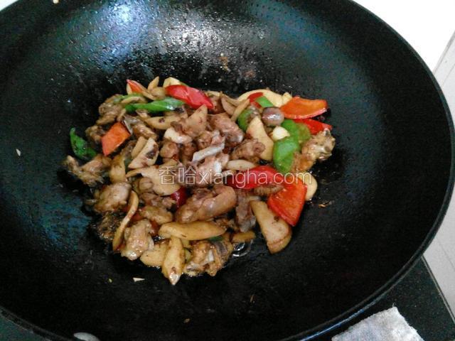 等水差不多快收干时淋入少许生抽、适量蠔油