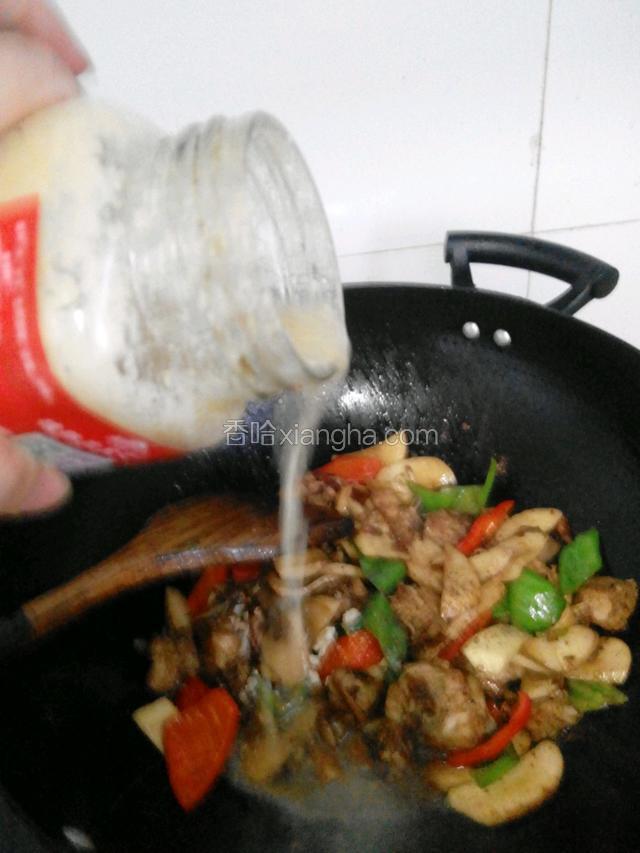 再次翻炒均匀后淋入适量的腐乳汁