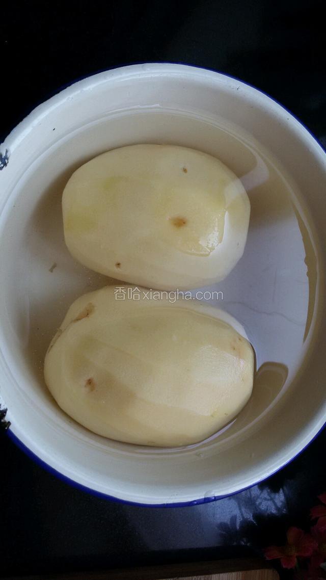土豆削皮洗干净。