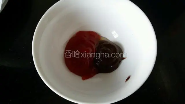 碗中放番茄沙司和甜面酱。
