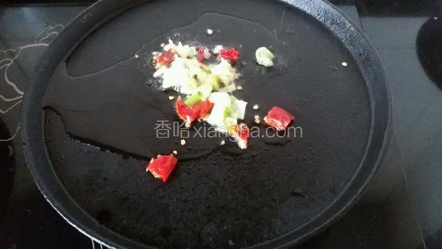 铁板上放少许花生油，放葱姜干辣椒爆香。