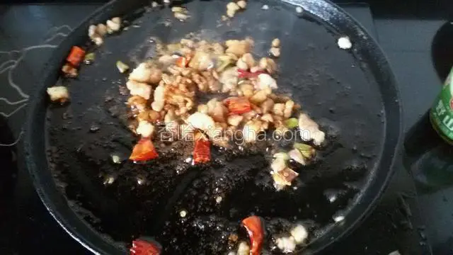 然后放肉粒炒香。